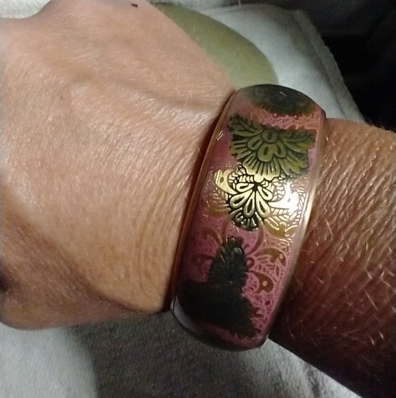 Brass decorative pink 🩷 wide bangle bracelet - Picture 6 of 6
